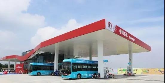 集加氢、加油、加LNG、综合服务、充电等功能于一体，综合加能站在大连正式运营